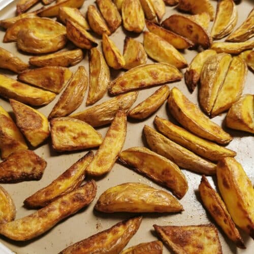 Knusprig goldbraune Kartoffelspalten auf dem großen runden Stein von Pampered Chef, gleichmäßig gebacken mit karamellisierter Oberfläche