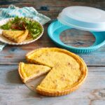 Quiche- & Tarteform mit Deckel von Pampered Chef, Ø 23 cm, herausnehmbarer Hebeboden, Antihaftbeschichtung
