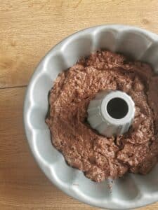 Teig für Schoko-Bananen-Gugl wird in eine Kranzform gefüllt, Aufnahme von oben.